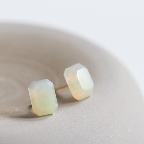 K14|Kado|ふんわりyellow green・アゲートのスタッドピアス