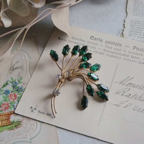 グリーンのガラスの木の葉ブローチ