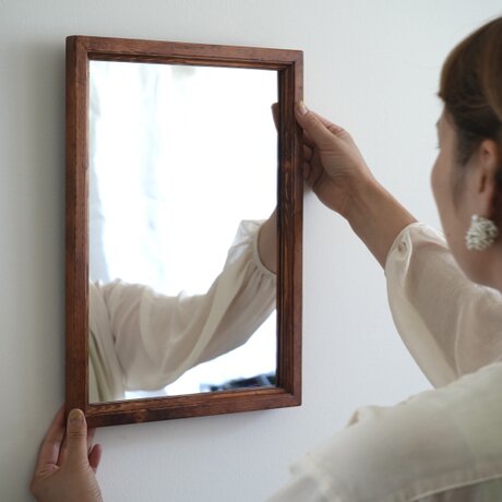 壁掛けの鏡　飴色縦長の画像