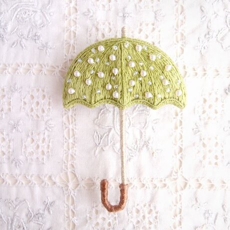 雨を待つ傘のブローチ　うぐいす色の画像