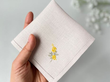 プレミアムver 繊細顔のミモザ｜手刺繍＆手仕立てのソフトリネンハンカチ（選べる布色・サイズ・名入れ対応）