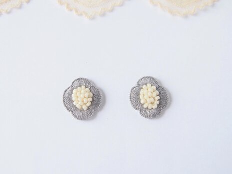［受注制作］ホワイトビーズと刺繍のお花ピアス・イヤリング（grey）の画像