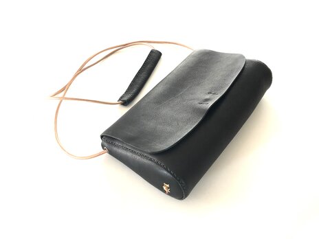 栃木レザー　本革手縫いのBODYBAG（黒）の画像