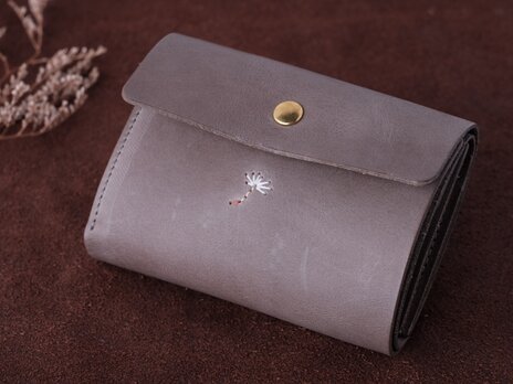 刺繍のある今いい財布　三つ折り　ミニ財布　グレー　綿毛の刺繍