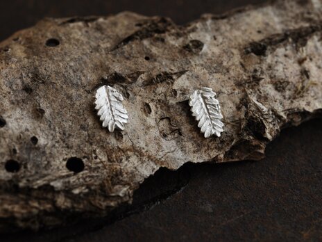 ミモザの葉のピアス（小）