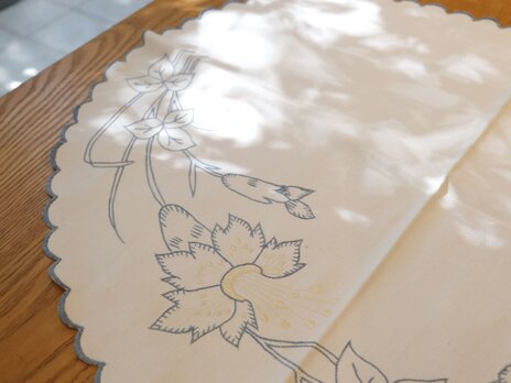 楕円刺繍　テーブルセンター（青糸）