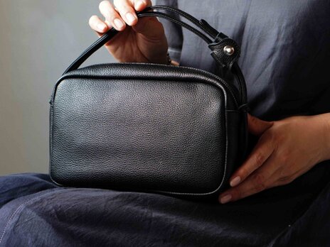 SOFTブラック・２WAY機能ポシェットLサイズ◎内装キーホルダー付きいます。