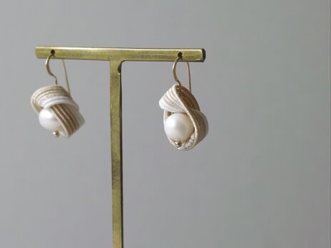 shell (胡粉・ベージュ×淡水パール) 14kgfピアス/brass イヤリング