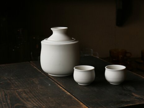 ギフトに♪冷酒も楽しめる　日本酒1合！【3分で熱燗が楽しめる】伊藤さんご家族のつくる酒燗器・ぐい呑み2つ・白