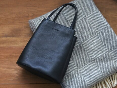 革の巾着トート（ブラック）