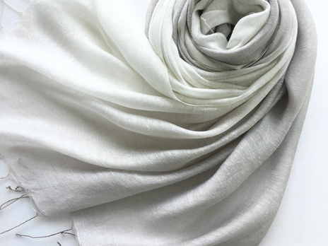 ライトグレー＊艶めく大判シルク＊利休鼠色× 白色＊レーヨンシルクストール