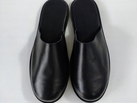 上質な高級レザーを採用し職人による手作業で作るスリッパサンダル。ラグジュアリーなレザースリッパサンダル