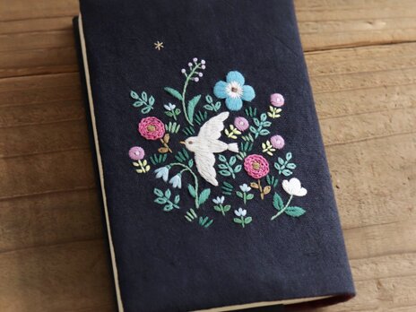 手刺繍のブックカバー『鳥と草花』【受注制作】