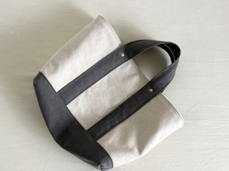 TOTE BAG -bicolor- (M) / ecru × smokygray