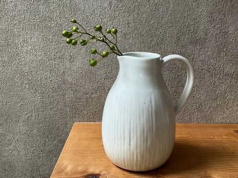 線刻ピッチャー花瓶