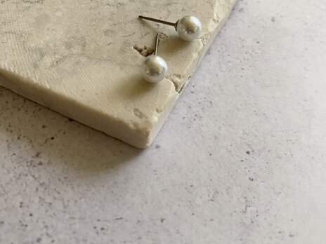 チタンポストパールスタッドピアス・一粒・シンプル・ワンパール・デイリー6ｍｍ　グレイッシュ