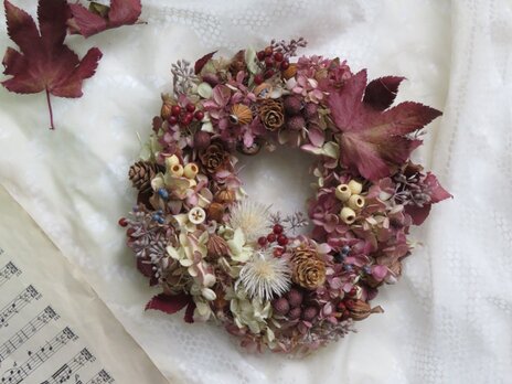 Dance of autumn leaves and nuts（ドライフラワーリース）