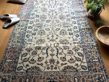 111×210 縁取りボタニカル柄　色むらあり　トルコヴィンテージラグ