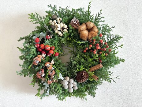 茶色の綿実と木の実のクリスマスリース