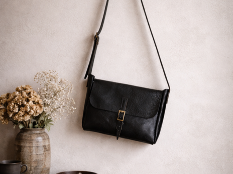 本革 スモールメールバッグ／ブラック（豚革） ｜既製品とは少し違う、静けさをまとうミニショルダー