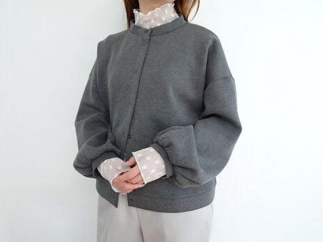 【一枚着から羽織まで】とろモチ素材のパフスリーブカーディガン〈杢グレー〉