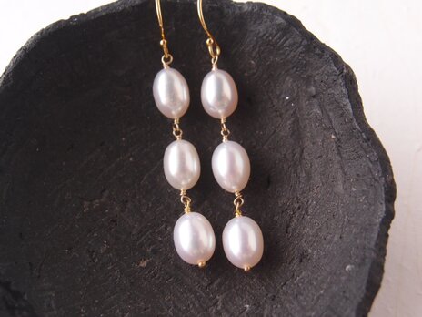 【K14gf】Three Dots Earrings／3粒パールピアス（Rice）