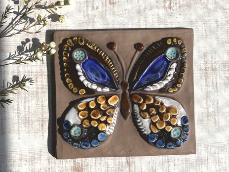 宝石のような蝶の陶板／北欧の壁飾り／ジィガントフタ／Jie Gantofta