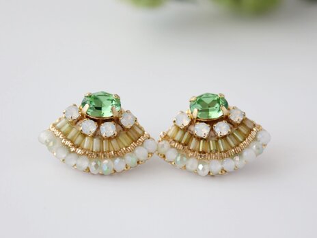扇の華やぎビーズ刺繍ピアス（ペリドットカラー）/ヴィンテージ竹ビーズのコピー
