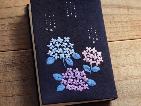 手刺繍のブックカバー『紫陽花』【受注制作】