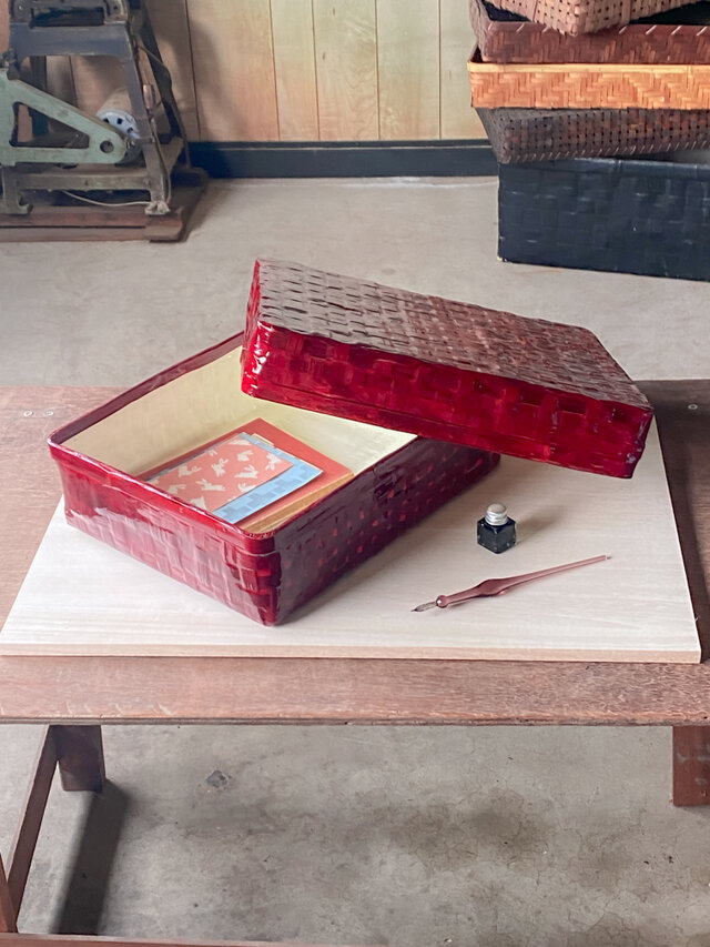 受注制作】竹細工 つづらの裁縫箱 赤透色 | iichi 日々の暮らしを