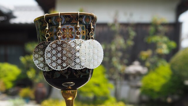 ホワイトシェルのレース「蝶」イヤリング ✨ | iichi 日々の
