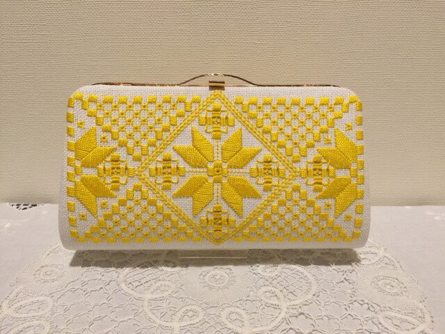 スイス刺しゅうの花柄クラッチバッグ | iichi 日々の暮らしを心地よく