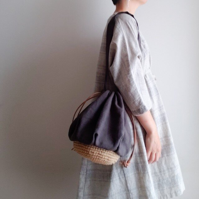 Linen pochette 【受注制作】 巾着型リネンポシェット | iichi  日々の暮らしを心地よくするハンドメイドやアンティークのマーケットプレイス