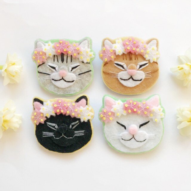 ハロウィンに】一点物【おねむねこブローチ】ビジュー襟の黒猫ちゃん