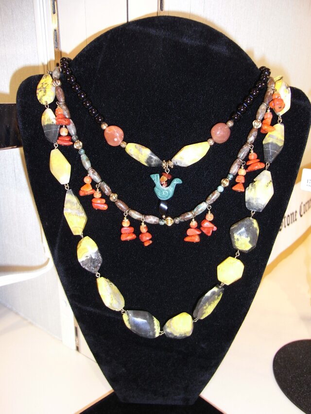 天然石カルサイトロングピアス 天然石ロングピアス | iichi 日々の暮らしを心地よくする