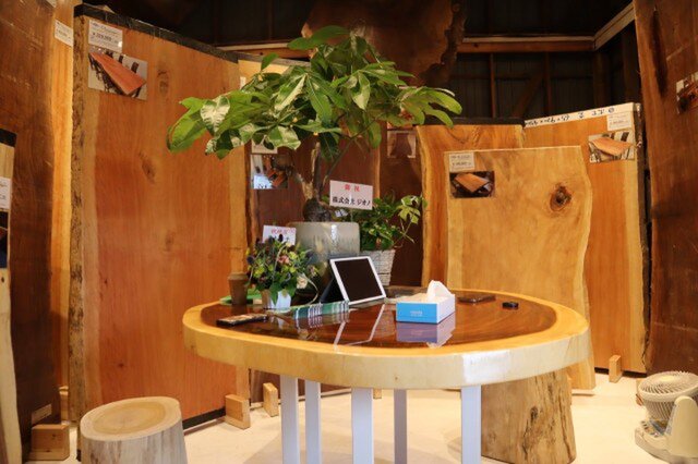 一枚板カフェテーブル 一枚板 ダイニングテーブル 栃 ナチュラル お洒落 カフェ