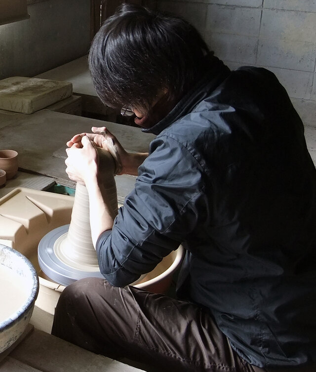灰釉おかず鉢 黒土 (青) | iichi 日々の暮らしを心地よくする