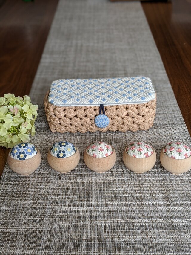 ハンドメイド♡詰め合わせ 小さなお花がいっぱいのお裁縫箱 | iichi 日々の暮らしを