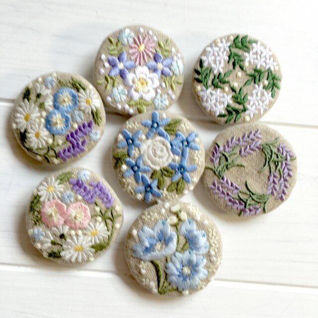 専用 ゆうちさ様]くるみボタン 刺繍 ブローチ フェルト 四つ葉
