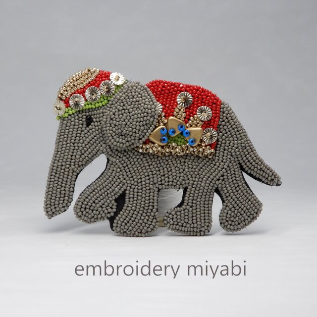 インド象のブローチ M ビーズ刺繍 (リュネビル刺繍) | iichi
