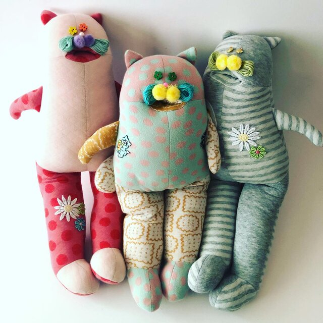H*U様 ハンドメイド♡インド刺繍×ヌビザバ猫ブルーアイうさぎ着ぐるみサコッシュ お布団で眠る猫ちゃんチャームつき サコッシュ | iichi 日々の暮らしを