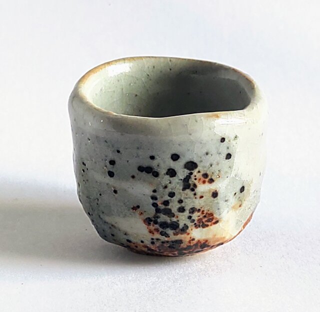 おちょこ（美濃焼ぐい呑み）ひねり炭化志野ぐいのみ 白色 日本酒が