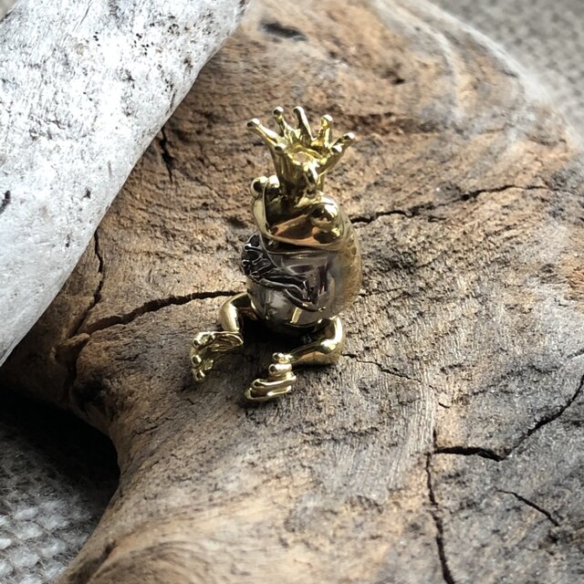 王様カエル | iichi 日々の暮らしを心地よくするハンドメイドや