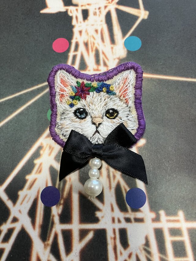 猫刺繍ブローチ 三毛猫の笑み | iichi 日々の暮らしを心地よくする