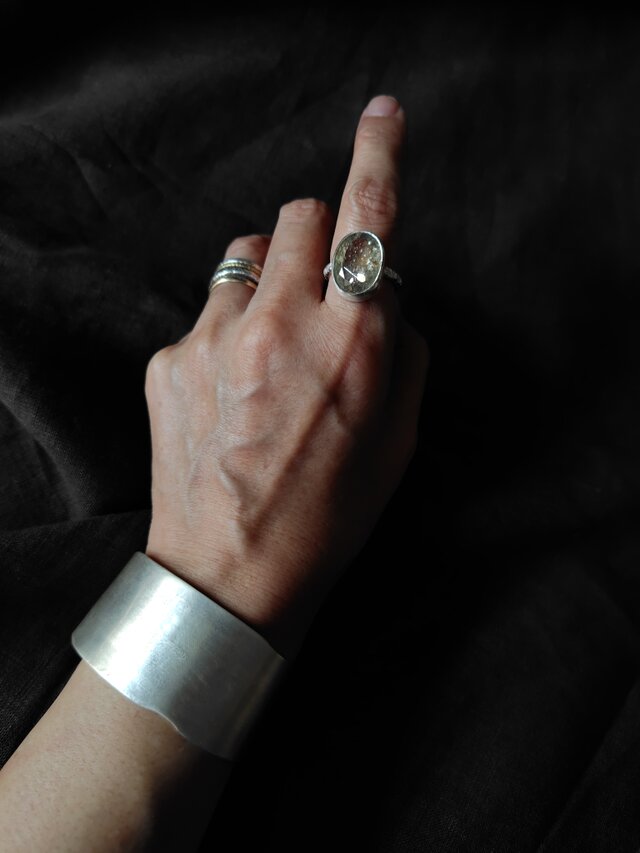 時を纏い石に触れる −Stone Jewelry &Vintage Wear−