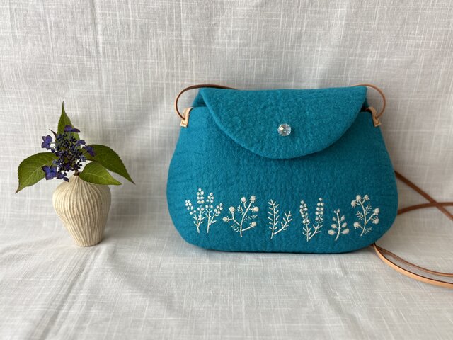 フェルト作家の大人可愛い羊毛刺繍バックと小物たち