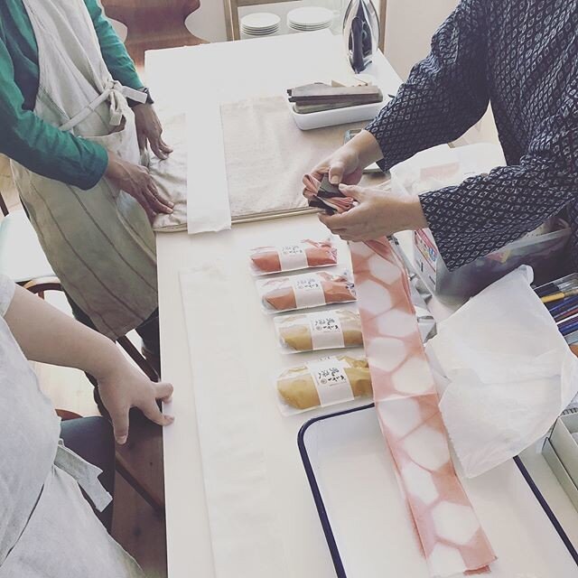 ワークショップ「べんがら染め板締め絞り／手ぬぐいを染めてみよう」