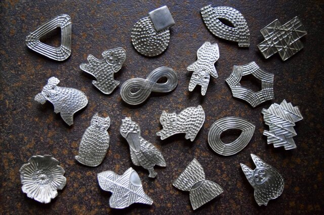 AKI KASARA ブローチ の森