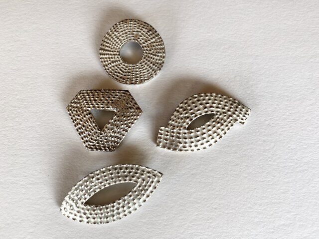 AKI KASARA ブローチ の森