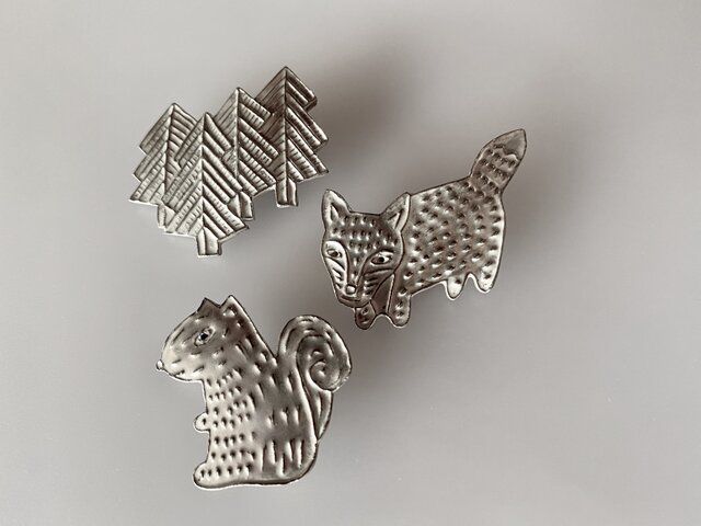 AKI KASARA ブローチ の森